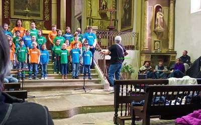 400 lagun bildu dira Sarako elizan Haurrock eta Xiberotarrak taldeen kontzertua aditzera