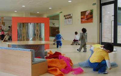 Baztan Haur Eskolako lan poltsa betetzeko hezitzaileak behar dituzte