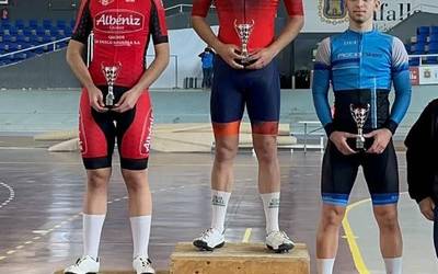 Ander Larraburu txirrindulari sunbildarrak Nafarroako pistako txapelketa irabazi du junior mailan