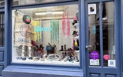 Txandako erakusleihoak ere Inaturietako arropekin atondu dituzte