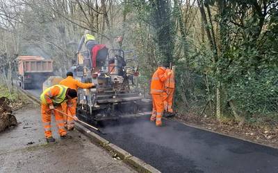 Asfaltatze lanak aurrera Garagartzan, eta bide alternatiboa Arteagarako