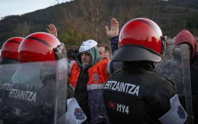 Greba egunak eta lau orduko lanuzteak uztartuko dituzte Tubos Reunidos enpresako langileek