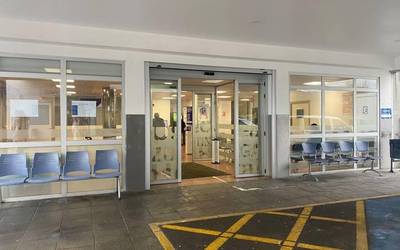 Zumarragako ospitaleko eraikin berriaren obrak direla eta, sarrera nagusia lekualdatu dute