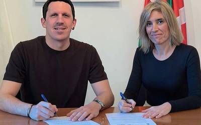 Aiako eta Orioko udalek hitzarmena berritu dute, Orion aparkatzeko udal txartela aiarrentzat "eskuragarriagoa" izan dadin