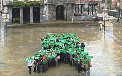 Laudiok minbiziaren aurkako sentsibilizazioarekin bat egin du AECCrekin Herriko Plazan begizta bat sortuz