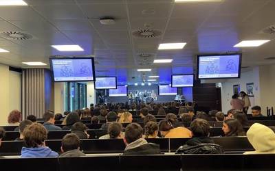 Debagoieneko ikasleek gertutik ezagutu dute emakumeak zientzian duten papera