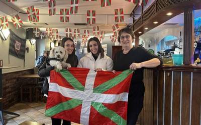 Ikurrina atera zuteneko hura mozorro modura