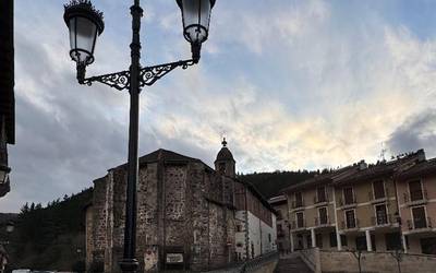 Argi beroko farol bat jarri berri dute San Miguel plazan