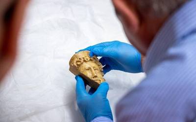 Bakoren burua zigilatutako kutxatik atera dute