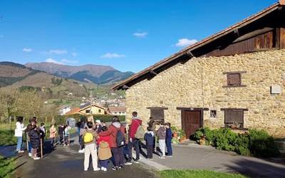 Arrankudiaga-Zolloko haurrek lurra esnatu dute makil-kolpez