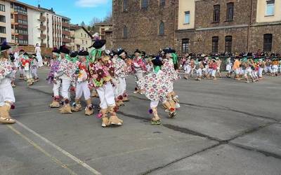 Inauteri Txikiaren bueltan, kalez kale aritu dira Oñatin