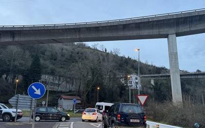 Pertsona bat hil da Maltzagan autopistako zubibidetik jausita