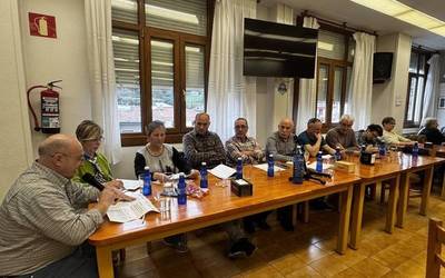 80 urtetik gorakoen bazkariko parte-hartzea modu errotatorioan egingo dute