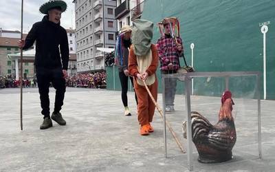 Gaztetxoenek eman diete hasiera aratusteei, Oilarraren jokoarekin