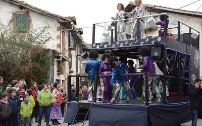 80 gazte elkartu dira inauterietako eskean Donezteben