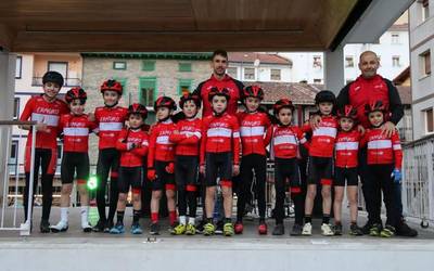 Txirrindularien harrobia handitzen