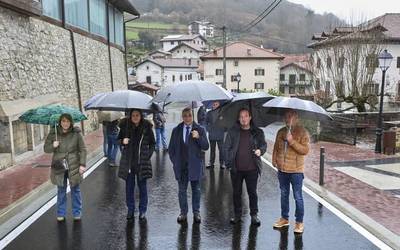 Almandozko karrika nagusian sareak berritzeko eta zolatzeko lanak egin berri ditu Baztango Udalak