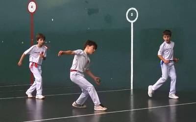 Arkupeko eskuz binakako pilota txapelketan hiru kategoriatako finalerdiak izanen dituzte  Lesakan igandean