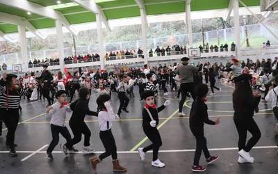 Herri eskolakoek dantzan ospatu dituzte inauteriak