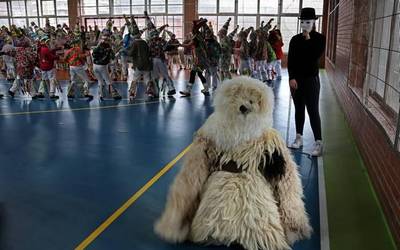 Euskal Inauteria ospatu dute Elgoibar Ikastolan