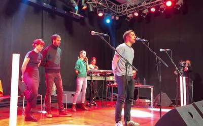 Bertsoa eta autotunea elkartu ditu 'Itzali eta Piztu' emanaldiak