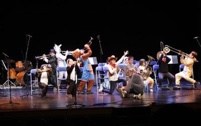 Instrumentuak dantzan Arrasate Musikalen Aratuste-kontzertuan