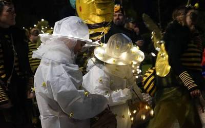 Irudimenez bete dituzte Amurrioko kaleak