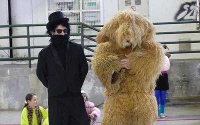 Antzuolan hartza, hezitzailea eta tximinoa izan dira Aratusteetako protagonistak