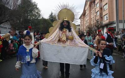 Kolorea, umorea eta festa giroa gailendu dira Aretxabaletan