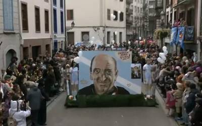 Irudimenez jantzi dira Aretxabaletako kaleak Aratusteetako desfilearekin