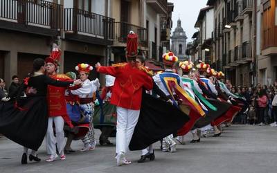 Oñatz taldearen bolant dantzekin agurtu dute Aratuste-asteburua