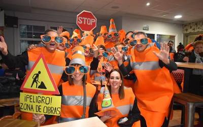 Luiaondon ere euria ez da oztopo izan mozorroak kalera ateratzeko