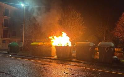 Bost edukiontzi erre dituzte goizaldean Aretxabaletan