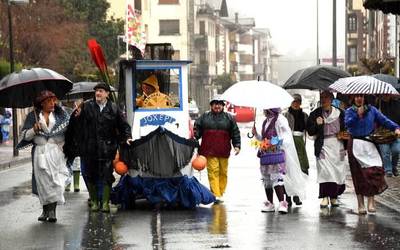 [ARGAZKIAK] Euriari aurre eginez desfile ederra egin dute Elizondoko inauteetan