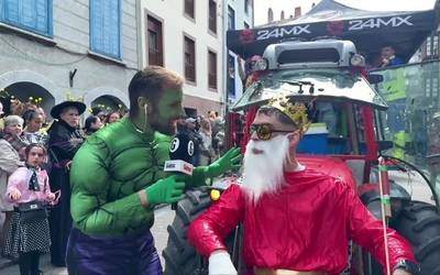 Irudimenez jantzi dira Aretxabaletako kaleak Aratusteetako desfilearekin