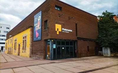 Eguzki-plakak ipiniko dituzte Platerueneko teilatuan