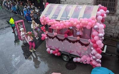 [ARGAZKIAK] Desfile koloretsua egin dute Doneztebeko inauteetan