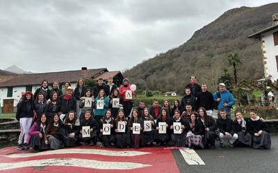 Eguraldi kaxkarra ihauterietako koloreekin alaitu dute Urdazubin ere