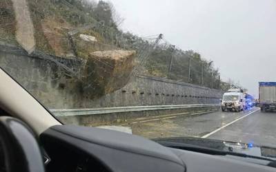 Euria arazoak ari da eragiten kostako errepidean