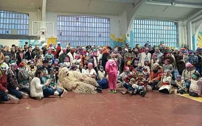 [ARGAZKI GALERIA]: Surrandiek Durangoko inauterietako figura historiko bat berreskuratu dute aurten: Buruzagia