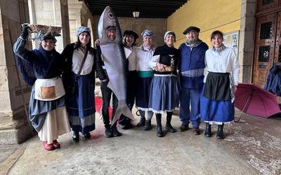 Kuadrillek koloreztatu zuten estalopea baita inguruko tabernak ere