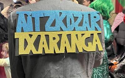 Aitzkozar txarangak bat egin zuen Txorongorekin Iturmendiko kalez kalen