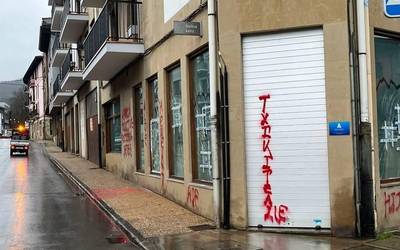 Elorrioko Udalak Excavaciones Azkarretaren bulegoari egindako erasoa gaitzetsi du