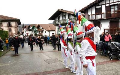 [ARGAZKIAK] Mozorroen desfilearekin borobildu dituzte Arizkungo inauteak