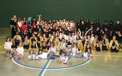 Distiraz eta dotore dantzatu zuten