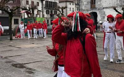 [ARGAZKIAK] Goizuetan inauteetako eguraldi txarrari, umore onarekin egin diote aurre