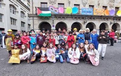 Ipuinetako pertsonaiak atera dituzte kalera San Martin Herriko Eskolako ikasleek