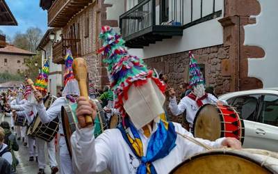 [ARGAZKIAK] Ederki akitu dituzte inauteak Erratzun