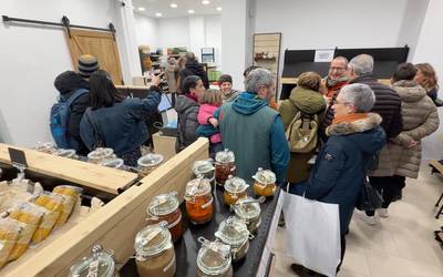 Ereindajan Arrasateko denda-topagunerako langile bila ari dira