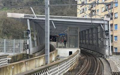 Lau atxilotu Ermuan gazte bati eraso eta lapurreta egitearren